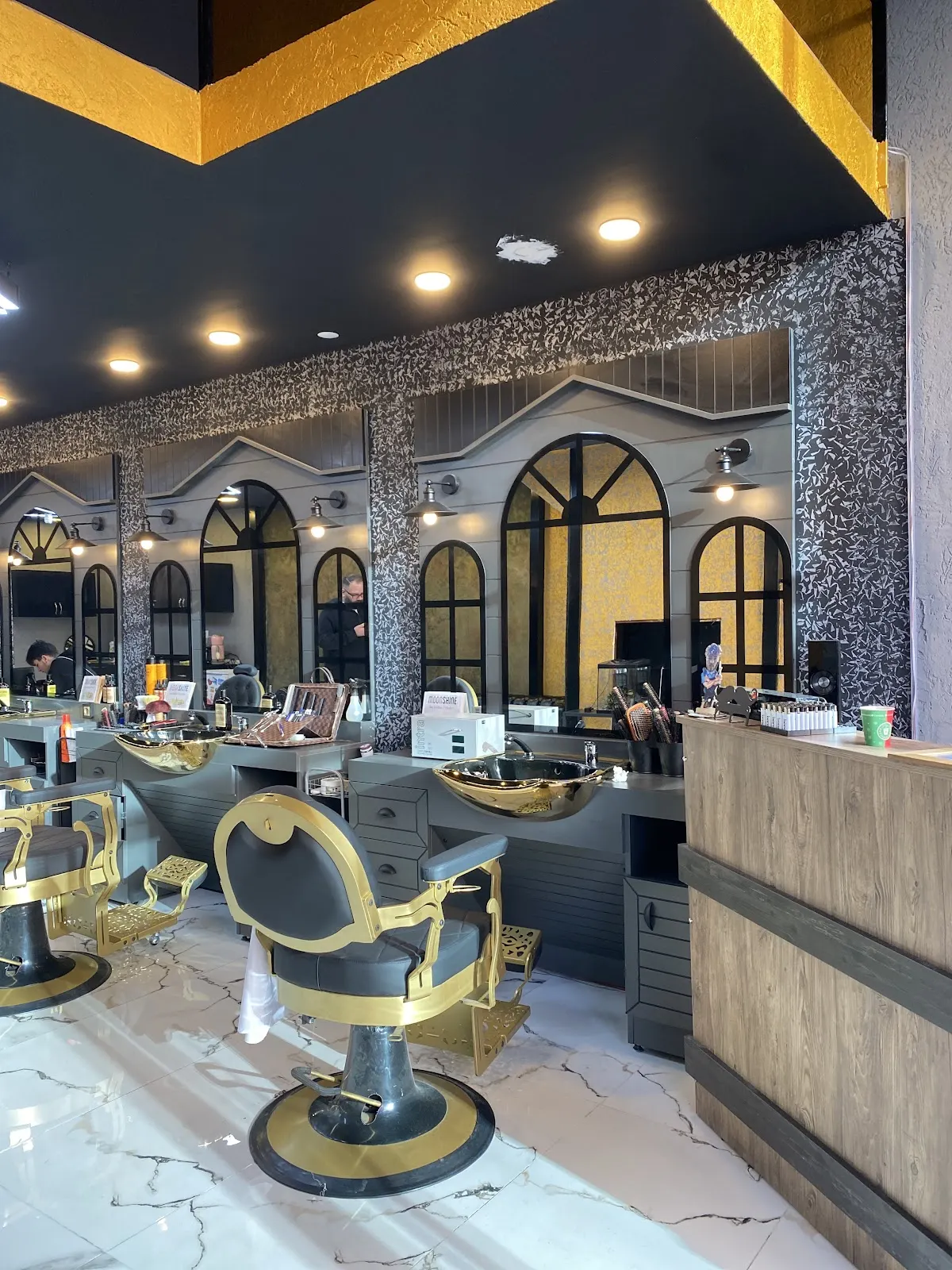 The Bond Hair Studio salon içi